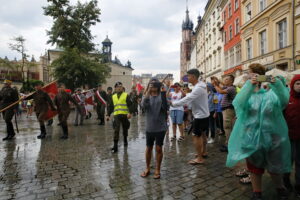 Przemarsz uczestników Marszu Szlakiem I Kompanii Kadrowej z asystą wojskową i orkiestrą z Oleandrów na Wawel / Marzena Mąkosa / Radio Kielce