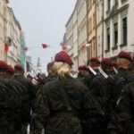 Przemarsz uczestników Marszu Szlakiem I Kompanii Kadrowej z asystą wojskową i orkiestrą z Oleandrów na Wawel / Marzena Mąkosa / Radio Kielce