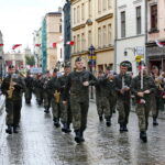 Przemarsz uczestników Marszu Szlakiem I Kompanii Kadrowej z asystą wojskową i orkiestrą z Oleandrów na Wawel / Marzena Mąkosa / Radio Kielce