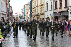 Przemarsz uczestników Marszu Szlakiem I Kompanii Kadrowej z asystą wojskową i orkiestrą z Oleandrów na Wawel / Marzena Mąkosa / Radio Kielce