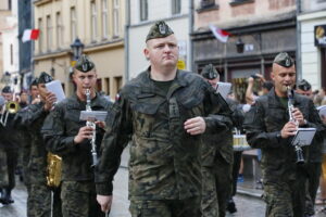 Przemarsz uczestników Marszu Szlakiem I Kompanii Kadrowej z asystą wojskową i orkiestrą z Oleandrów na Wawel / Marzena Mąkosa / Radio Kielce