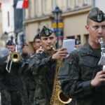 Przemarsz uczestników Marszu Szlakiem I Kompanii Kadrowej z asystą wojskową i orkiestrą z Oleandrów na Wawel / Marzena Mąkosa / Radio Kielce