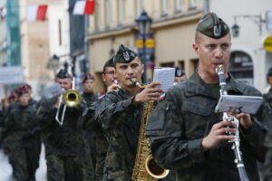 Przemarsz uczestników Marszu Szlakiem I Kompanii Kadrowej z asystą wojskową i orkiestrą z Oleandrów na Wawel / Marzena Mąkosa / Radio Kielce