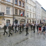 Przemarsz uczestników Marszu Szlakiem I Kompanii Kadrowej z asystą wojskową i orkiestrą z Oleandrów na Wawel / Marzena Mąkosa / Radio Kielce