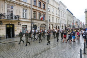 Przemarsz uczestników Marszu Szlakiem I Kompanii Kadrowej z asystą wojskową i orkiestrą z Oleandrów na Wawel / Marzena Mąkosa / Radio Kielce