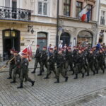 Przemarsz uczestników Marszu Szlakiem I Kompanii Kadrowej z asystą wojskową i orkiestrą z Oleandrów na Wawel / Marzena Mąkosa / Radio Kielce
