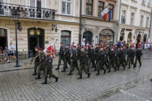 Przemarsz uczestników Marszu Szlakiem I Kompanii Kadrowej z asystą wojskową i orkiestrą z Oleandrów na Wawel / Marzena Mąkosa / Radio Kielce