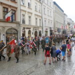 Przemarsz uczestników Marszu Szlakiem I Kompanii Kadrowej z asystą wojskową i orkiestrą z Oleandrów na Wawel / Marzena Mąkosa / Radio Kielce