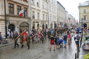 Przemarsz uczestników Marszu Szlakiem I Kompanii Kadrowej z asystą wojskową i orkiestrą z Oleandrów na Wawel / Marzena Mąkosa / Radio Kielce