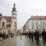 Przemarsz uczestników Marszu Szlakiem I Kompanii Kadrowej z asystą wojskową i orkiestrą z Oleandrów na Wawel / Marzena Mąkosa / Radio Kielce