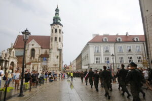 Przemarsz uczestników Marszu Szlakiem I Kompanii Kadrowej z asystą wojskową i orkiestrą z Oleandrów na Wawel / Marzena Mąkosa / Radio Kielce