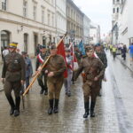 Przemarsz uczestników Marszu Szlakiem I Kompanii Kadrowej z asystą wojskową i orkiestrą z Oleandrów na Wawel / Marzena Mąkosa / Radio Kielce
