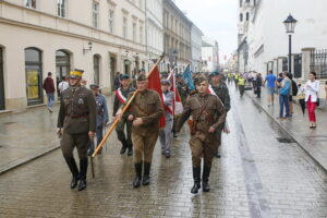 Przemarsz uczestników Marszu Szlakiem I Kompanii Kadrowej z asystą wojskową i orkiestrą z Oleandrów na Wawel / Marzena Mąkosa / Radio Kielce