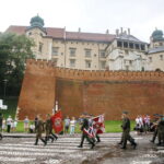 Przemarsz uczestników Marszu Szlakiem I Kompanii Kadrowej z asystą wojskową i orkiestrą z Oleandrów na Wawel / Marzena Mąkosa / Radio Kielce