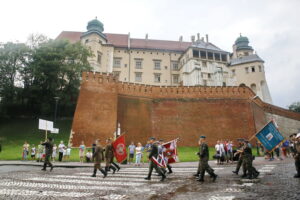 Przemarsz uczestników Marszu Szlakiem I Kompanii Kadrowej z asystą wojskową i orkiestrą z Oleandrów na Wawel / Marzena Mąkosa / Radio Kielce