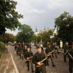 Przemarsz uczestników Marszu Szlakiem I Kompanii Kadrowej z asystą wojskową i orkiestrą z Oleandrów na Wawel / Marzena Mąkosa / Radio Kielce