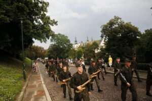 Przemarsz uczestników Marszu Szlakiem I Kompanii Kadrowej z asystą wojskową i orkiestrą z Oleandrów na Wawel / Marzena Mąkosa / Radio Kielce