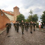 Przemarsz uczestników Marszu Szlakiem I Kompanii Kadrowej z asystą wojskową i orkiestrą z Oleandrów na Wawel / Marzena Mąkosa / Radio Kielce