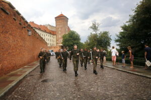 Przemarsz uczestników Marszu Szlakiem I Kompanii Kadrowej z asystą wojskową i orkiestrą z Oleandrów na Wawel / Marzena Mąkosa / Radio Kielce