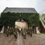 Przemarsz uczestników Marszu Szlakiem I Kompanii Kadrowej z asystą wojskową i orkiestrą z Oleandrów na Wawel / Marzena Mąkosa / Radio Kielce