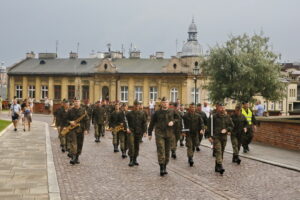 Przemarsz uczestników Marszu Szlakiem I Kompanii Kadrowej z asystą wojskową i orkiestrą z Oleandrów na Wawel / Marzena Mąkosa / Radio Kielce