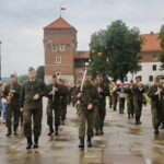 Przemarsz uczestników Marszu Szlakiem I Kompanii Kadrowej z asystą wojskową i orkiestrą z Oleandrów na Wawel / Marzena Mąkosa / Radio Kielce