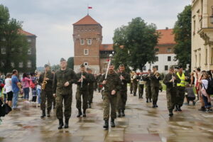 Przemarsz uczestników Marszu Szlakiem I Kompanii Kadrowej z asystą wojskową i orkiestrą z Oleandrów na Wawel / Marzena Mąkosa / Radio Kielce