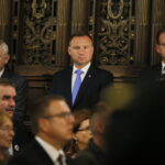 Msza święta w Katedrze Wawelskiej w intencji Ojczyzny i Marszałka Józefa Piłsudskiego oraz jego żołnierzy. Na zdjęciu Andrzej Duda - prezydent Rzeczypospolitej Polskiej (w środku) i Jan Józef Kasprzyk - Szef Urzędu do Spraw Kombatantów i Osób Represjonowanych (z prawej) / Marzena Mąkosa / Radio Kielce