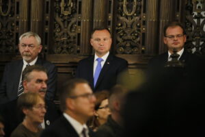 Msza święta w Katedrze Wawelskiej w intencji Ojczyzny i Marszałka Józefa Piłsudskiego oraz jego żołnierzy. Na zdjęciu Andrzej Duda - prezydent Rzeczypospolitej Polskiej (w środku) i Jan Józef Kasprzyk - Szef Urzędu do Spraw Kombatantów i Osób Represjonowanych (z prawej) / Marzena Mąkosa / Radio Kielce