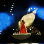 Mistrzostwa Świata w Piłce Ręcznej Kobiet do lat 18 w Kielcach. Agnes Violin dała krótki i bardzo żywiołowy pokaz gry na skrzypcach elektrycznych / Marzena Mąkosa / Radio Kielce