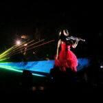 Mistrzostwa Świata w Piłce Ręcznej Kobiet do lat 18 w Kielcach. Agnes Violin dała krótki i bardzo żywiołowy pokaz gry na skrzypcach elektrycznych / Marzena Mąkosa / Radio Kielce