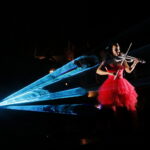 Mistrzostwa Świata w Piłce Ręcznej Kobiet do lat 18 w Kielcach. Agnes Violin dała krótki i bardzo żywiołowy pokaz gry na skrzypcach elektrycznych / Marzena Mąkosa / Radio Kielce