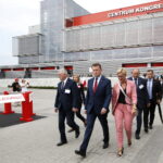 XXVI Międzynarodowy Salon Przemysłu Obronnego. Na zdjęciu: Mariusz Błaszczak - Minister Obrony Narodowej, po lewej: Andrzej Bętkowski - wicewojewoda świętokrzyski  / Marzena Mąkosa / Radio Kielce