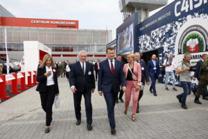 XXVI Międzynarodowy Salon Przemysłu Obronnego. Na zdjęciu (od lewej): Andrzej Bętkowski - wicewojewoda świętokrzyski i Mariusz Błaszczak - Minister Obrony Narodowej / Marzena Mąkosa / Radio Kielce