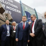 XXVI Międzynarodowy Salon Przemysłu Obronnego. Na zdjęciu: Mariusz Błaszczak - Minister Obrony Narodowej. Po prawej: Andrzej Mochoń - prezes Targów Kielce  / Marzena Mąkosa / Radio Kielce
