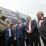 XXVI Międzynarodowy Salon Przemysłu Obronnego. Na zdjęciu drugi od lewej: Mariusz Błaszczak - Minister Obrony Narodowej. Po prawej: Andrzej Mochoń - prezes Targów Kielce  / Marzena Mąkosa / Radio Kielce