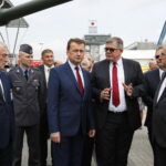 XXVI Międzynarodowy Salon Przemysłu Obronnego. Na zdjęciu (od lewej): Andrzej Bętkowski - wicewojewoda świętokrzyski, Mariusz Błaszczak - Minister Obrony Narodowej. Po prawej: Andrzej Mochoń - prezes Targów Kielce  / Marzena Mąkosa / Radio Kielce