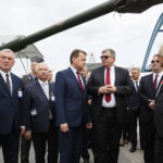 XXVI Międzynarodowy Salon Przemysłu Obronnego. Na zdjęciu (od lewej): Andrzej Bętkowski - wicewojewoda świętokrzyski, Krzysztof Lipiec - poseł PiS, Mariusz Błaszczak - Minister Obrony Narodowej. Po prawej: Andrzej Mochoń - prezes Targów Kielce  / Marzena Mąkosa / Radio Kielce