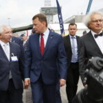 XXVI Międzynarodowy Salon Przemysłu Obronnego. Na zdjęciu (od lewej): Krzysztof Lipiec - poseł PiS, Mariusz Błaszczak - Minister Obrony Narodowej i Andrzej Mochoń - prezes Targów Kielce  / Marzena Mąkosa / Radio Kielce