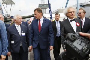 XXVI Międzynarodowy Salon Przemysłu Obronnego. Na zdjęciu (od lewej): Krzysztof Lipiec - poseł PiS, Mariusz Błaszczak - Minister Obrony Narodowej i Andrzej Mochoń - prezes Targów Kielce / Marzena Mąkosa / Radio Kielce