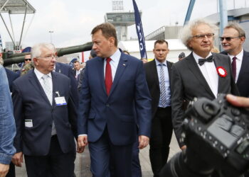 XXVI Międzynarodowy Salon Przemysłu Obronnego. Na zdjęciu (od lewej): Krzysztof Lipiec - poseł PiS, Mariusz Błaszczak - Minister Obrony Narodowej i Andrzej Mochoń - prezes Targów Kielce  / Marzena Mąkosa / Radio Kielce