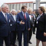 XXVI Międzynarodowy Salon Przemysłu Obronnego. Na zdjęciu (od lewej): Andrzej Bętkowski - wicewojewoda świętokrzyski, Krzysztof Lipiec - poseł PiS, Mariusz Błaszczak - Minister Obrony Narodowej i Andrzej Mochoń - prezes Targów Kielce  / Marzena Mąkosa / Radio Kielce