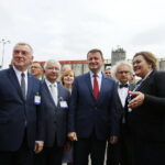 XXVI Międzynarodowy Salon Przemysłu Obronnego. Na zdjęciu (od lewej): Andrzej Bętkowski - wicewojewoda świętokrzyski, Krzysztof Lipiec - poseł PiS, Anna Krupka - poseł PiS, Mariusz Błaszczak - Minister Obrony Narodowej i Andrzej Mochoń - prezes Targów Kielce  / Marzena Mąkosa / Radio Kielce