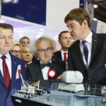 XXVI Międzynarodowy Salon Przemysłu Obronnego. Na zdjęciu (od lewej): Mariusz Błaszczak - Minister Obrony Narodowej, Andrzej Mochoń - prezes Targów Kielce  / Marzena Mąkosa / Radio Kielce