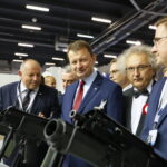 XXVI Międzynarodowy Salon Przemysłu Obronnego. Na zdjęciu, drugi od lewej: Mariusz Błaszczak - Minister Obrony Narodowej i Andrzej Mochoń - prezes Targów Kielce  / Marzena Mąkosa / Radio Kielce