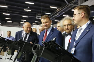 XXVI Międzynarodowy Salon Przemysłu Obronnego. Na zdjęciu, drugi od lewej: Mariusz Błaszczak - Minister Obrony Narodowej i Andrzej Mochoń - prezes Targów Kielce / Marzena Mąkosa / Radio Kielce