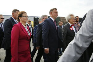 Międzynarodowy Salon Przemysłu Obronnego. Wizyta prezydenta RP, Andrzeja Dudy w Targach Kielce. Od lewej: wojewoda świętokrzyski Agata Wojtyszek, prezydent RD Andrzej Duda, prezes Targów Kielce Andrzej Mochoń / Marzena Mąkosa / Radio Kielce