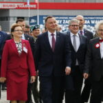 Międzynarodowy Salon Przemysłu Obronnego, Wizyta prezydenta RP, Andrzeja Dudy w Targach Kielce.  Na zdjęciu (od lewej): Agata Wojtyszek - wojewoda świętokrzyski, Andrzej Duda - prezydent RP i Andrzej Mochoń - prezes Targów Kielce / Marzena Mąkosa / Radio Kielce