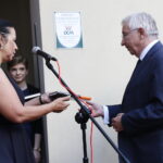 Promocja książki Edwarda Kusztala. Książkę Edwarda Kusztala "Przywrócić pamięć" otrzymuje poseł PiS Krzysztof Lipiec. Po lewej Magdalena Kusztal - córka artysty, dyrektor Kieleckiego Centrum Kultury / Marzena Mąkosa / Radio Kielce