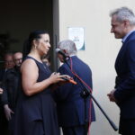 Promocja książki Edwarda Kusztala. Książkę Edwarda Kusztala "Przywrócić pamięć" otrzymuje Dariusz Kozak. Po lewej Magdalena Kusztal - córka artysty, dyrektor Kieleckiego Centrum Kultury / Marzena Mąkosa / Radio Kielce